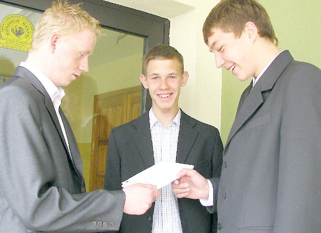 Wrażeniami po wyjściu z egzaminacyjnej sali wymieniali się wczoraj Maciej Jakielaszek (od lewej), Jakub Kalinowski i Mariusz Falkowski 