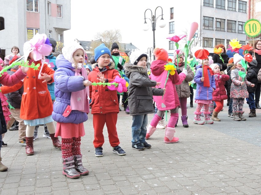 Wszyscy w wiosennych strojach i nastrojach.