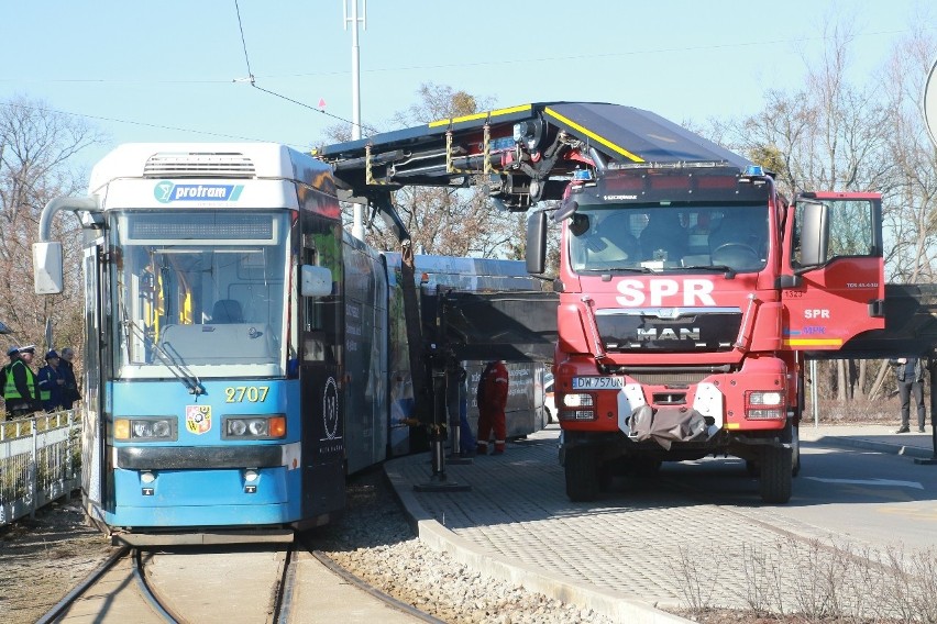 Tramwaj wykoleił się na pętli Oporów. Zablokowany przejazd (ZDJĘCIA)