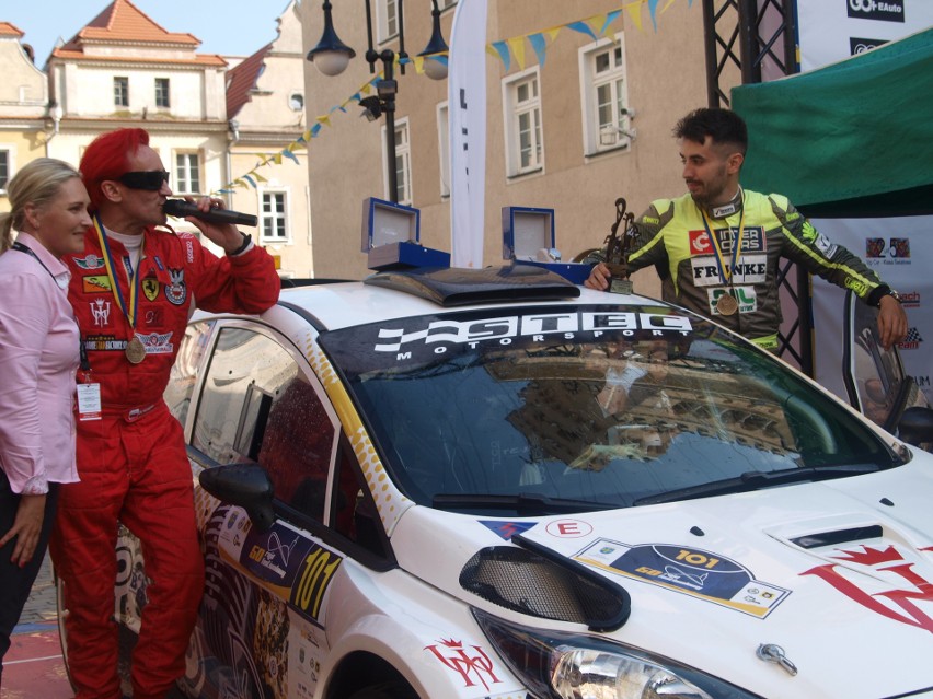 Michał Wiśniewski (w czerwonym stroju), wokalista zespołu...