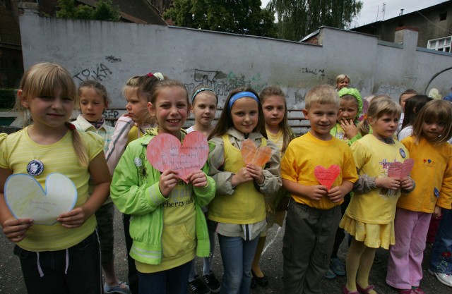 Wybór najlepszego wychowawcy w województwie to tylko jedna z propozycji aktywności szkoły, rodziców i uczniów w ramach programu Szkoła bezprzemocy. Co to za program - czytaj na stronie www.szkolabezprzemocy.pl. Na zdjęciu dzieci podczas ubiegłorocznej czerwcowej akcji uczczenia DniaSzkoły bez Przemocy.