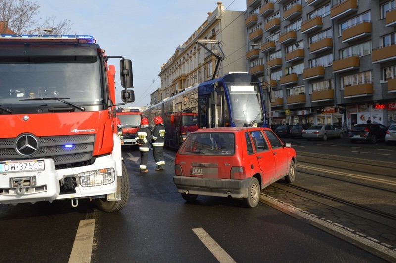 Wypadek na Kołłątaja. Samochód osobowy zderzył się z tramwajem. Kierowca chciał zawrócić (ZDJĘCIA)