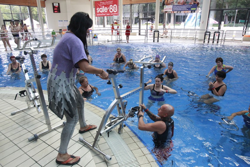 Aerobik w wodzie na rowerach, czyli jak ćwiczą łodzianki, aby mieć szczupłe uda i kształtną pupę  