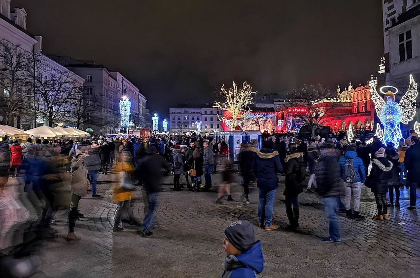 Kraków. Tłumy ludzi, policja, pogotowie i rozbite butelki w sylwestrową noc na Rynku [ZDJĘCIA]