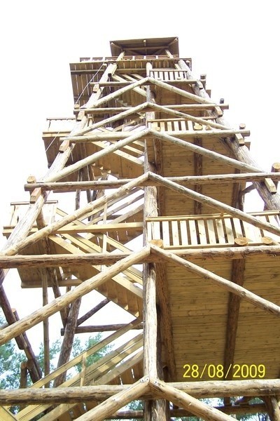 Na wieżę prowadzi 80 drewnianych stopni. A widok z góry zapiera dech! Warto pojechać do Olejnicy.