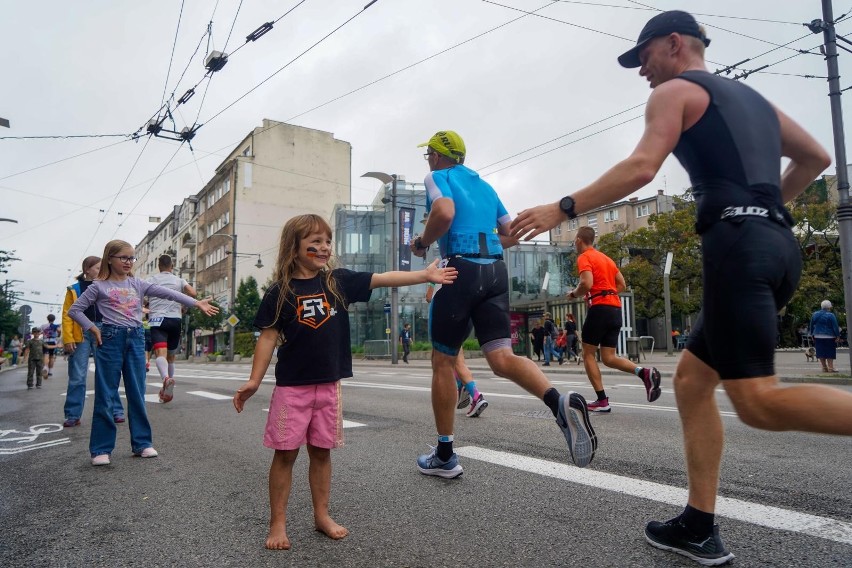 Rywalizacja na ulicach Gdyni w ramach zawodów triathlonowych...