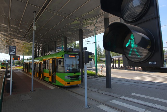 18 czerwca rozpoczynają się kolejne remonty torów w Poznaniu. Prace będą toczyć się na węzłach Hetmańska-Głogowska oraz Hetmańska-28 Czerwca 1956 r. Jak informuje ZTM Poznań, od soboty inaczej pojedzie sześć linii tramwajowych, jedna linia zostanie zawieszona. Uruchomione zostaną też dodatkowe linie - jedna tramwajowa i jedna autobusowa "za tramwaj". Zakończenie prac przewidziano na 3 lipca. Zobaczcie, jak w tym czasie będą jeździć tramwaje MPK Poznań!