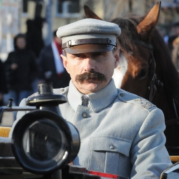 W Bydgoszczy pojawił się sam Komendant Józef Piłsudski, który wraz z mieszkańcami przejechał przez miasto na Stary Rynek. Tam odbyło się powitanie Członków Rady Regencyjnej i uroczysteprzekazanie władzy Komendantowi.