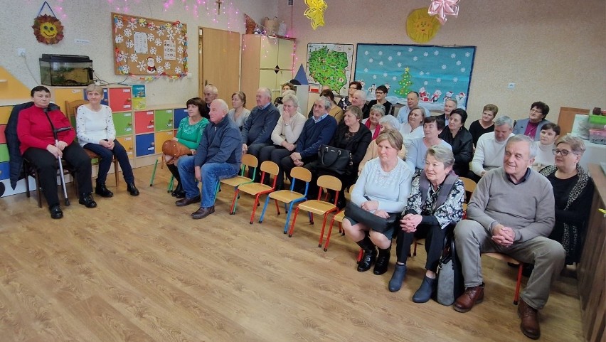 Przedszkolaczki z Klwowa zaśpiewały swoim dziadkom i babciom, oraz złożyły im życzenia