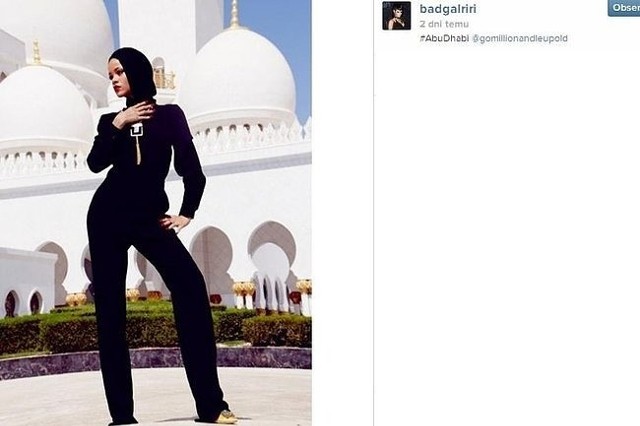 Rihanna pod meczetem Sheikh Zayed w Abu Zabi (fot. screen Instagram)