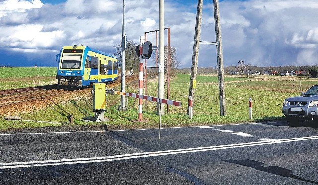 Przejazd w Większycach. Jeżdżą tędy głównie szynobusy na trasie z Kędzierzyna-Koźla do Nysy. Kierowcy muszą tu zwracać szczególną uwagę na bezpieczeństwo.