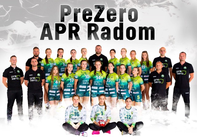 W niedzielę rozpoczyna się nowy sezon w I lidze, piłki ręcznej kobiet. Akademia Piłki Ręcznej Radom zagra w hali „Budowlanki” z AZS UMCS Lublin. Sporo się w ostatnim czasie działa w ekipie APR. Klub pozyskał sponsora tytularnego i nazywa się teraz PreZero APR Radom. Zmienił się również sztab szkoleniowy. Po sezonie 2020/2021 APR zakończyła współpracę z dotychczasowym trenerem : Małgorzatą Rolą, a zespół objął duet trenerski : Rafał Banaczek - I Trener, Piotr Włoskiewicz - II Trener. W kadrze zaszło sporo istotnych zmian. NA KOLEJNYCH SLAJDACH ZAWODNICZKI, KTÓRE ZAGRAJĄ W NOWYM SEZONIE ---->>>>