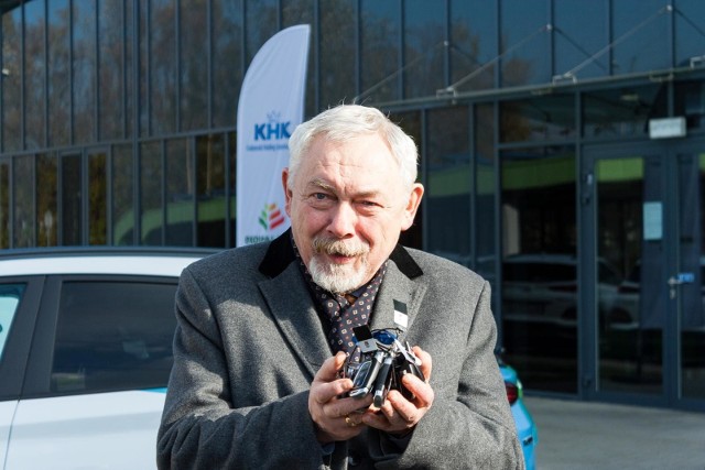 W swoim oświadczeniu majątkowym za 2019 rok prezydent Jacek Majchrowski deklaruje, że posiada w polskiej walucie ponad milion złotych (1,038 mln zł). Dodatkowo zgromadził także 15,4 tys. euro i 42,9 tys. dolarów. Prezydent posiada także papiery wartościowe na kwotę blisko 180 tys. złotych.Warto jednak zaznaczyć, że w ostatnim oświadczeniu majątkowym prezydent wykazywał dużo większe oszczędności (ponad 1,7 mln w złotówkach i podobne kwoty w walutach obcych).