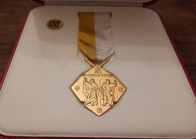 Medal Pro Ecclesia et Pontifice to najwyższe kościelne odznaczenie przyznawane osobom świeckim. Papież przyznał je trzem wiernym z diecezji opolskiej.