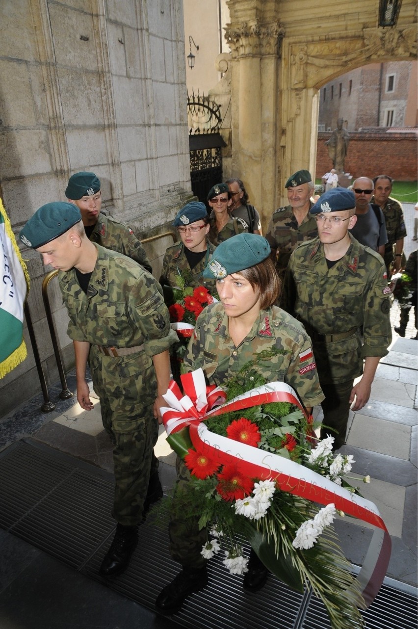 05.08.2010 krakow n/z wawel kadrowka przed grob lech i maria...