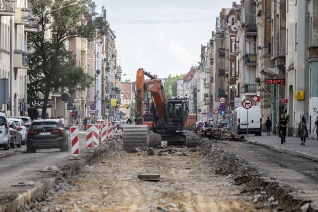 W trakcie prac zaplanowanych w ramach pierwszego etapu prac zmieniła się organizacja ruchu na Wierzbięcicach. W ostatnich dniach zdołano już zdemontować torowisko