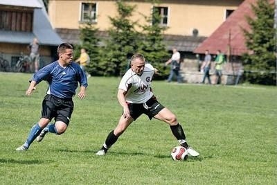 Środkowy pomocnik KS Zakopane Robert Frasunek (w białej koszulce) zagrał bardzo dobrze w meczu z Grodem Podegrodzie Fot. Zdzisław Karaś