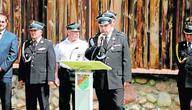 Życzenia strażakom składał także starosta Andrzej Oziębło.
