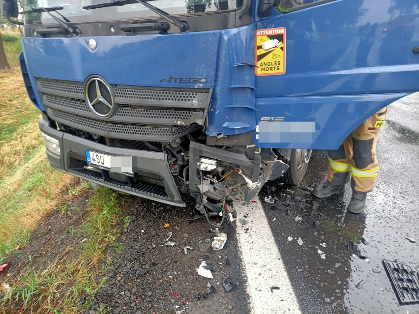 Kierowca ciężarowego mercedesa nie zachował ostrożności i...