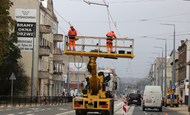 Wzdłuż ulicy Chełmińskiej w Grudziądzu trwają prace wykończeniowe modernizowanej sieci tramwajowej