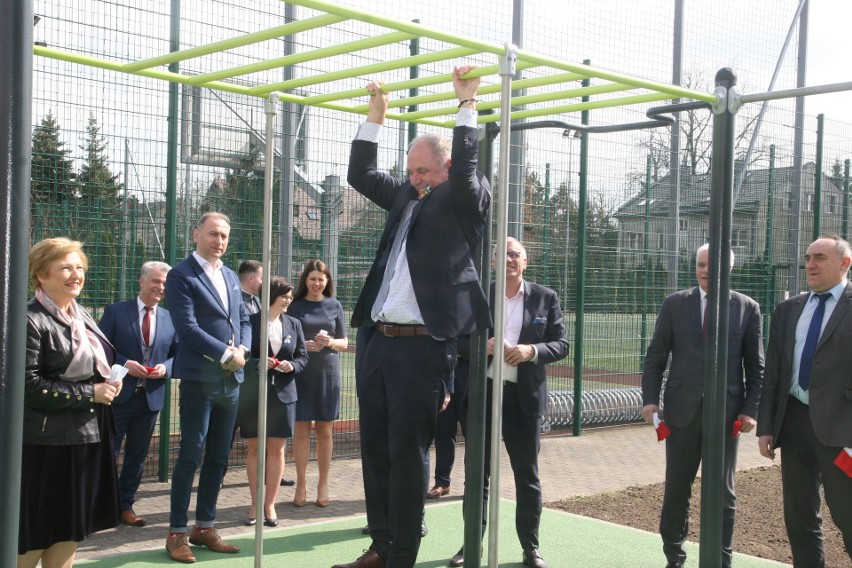 Dyrektor Bogusław Konrad zaprosił gości do obejrzenia...