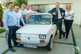 Tom Hanks dostał Malucha. Wsiadł i pojechał. Fiat 126p zachwycił aktora WIDEO+ZDJĘCIA