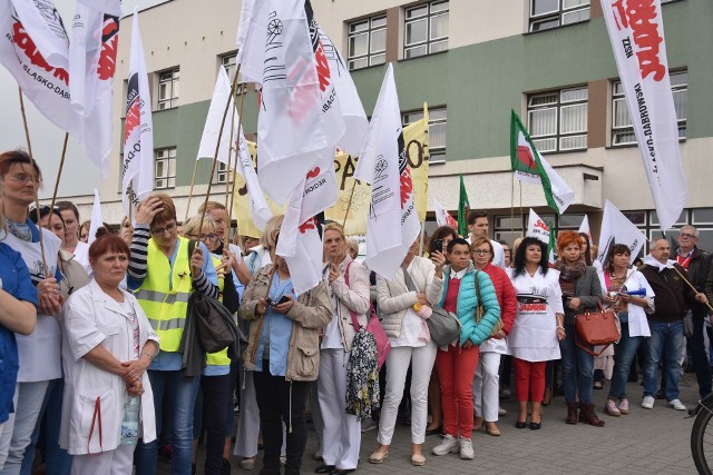 Pracownicy rybnickiego szpitala w październiku 2018 r. wyszli na ulice