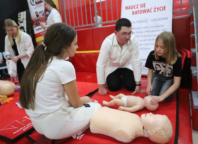 Studenci wydziału lekarskiego radomskiego uniwersytetu pokazywali najmłodszym, jak można uratować komuś życie.