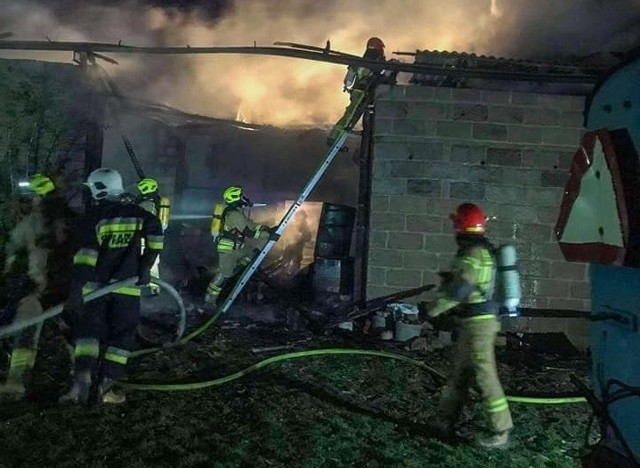 W akcji gaśniczej brało udział 30 strażaków. W pożarze spłonęła murowana stodoła. Straty oszacowano na około 200 tysięcy złotych.