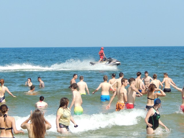 Ratownicy na plaży w Ustce strzegą także miejsc, w których obowiązuje zakaz kąpieli i pracują po godzinach