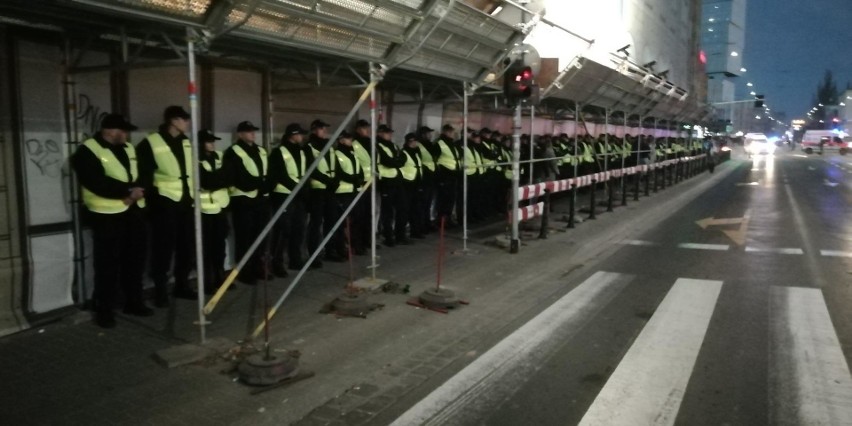 Marsz narodowców we Wrocławiu rozwiązany. Są ranni, wśród nich policjant. Dutkiewicz: Brak wsparcia policji. Ta odpowiada: Był pan tam?