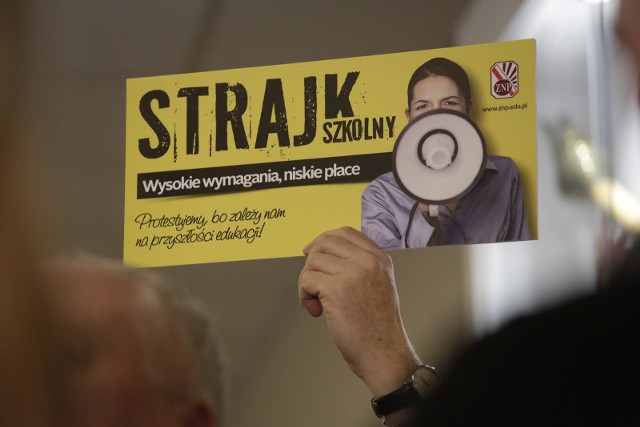 Dziś rano w całej Polsce rozpoczął się strajk nauczycieli. Na 1192 placówki na Dolnym Śląsku, referendum przeprowadzono w 1028. W 963, co stanowi ponad 80 procent wszystkich szkół i przedszkoli, głosujący zdecydowanie opowiedzieli się za strajkiem -  podsumowuje Mirosława Chodubska. We Wrocławiu oznacza to, że strajkuje ponad 180 placówek na ponad 230. Tam, gdzie nauczyciele głosowali, chęć udziału w akcji strajkowej zadeklarowało od 80 do nawet 98 procent pracowników. Zobacz na kolejnych slajdach listę protestujących szkół i przedszkoli - posługuj się klawiszami strzałek, myszką lub gestami