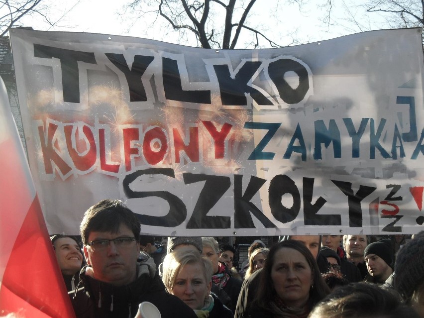 Protest przeciwko likwidacji szkół w Żywcu i Węgierskiej...