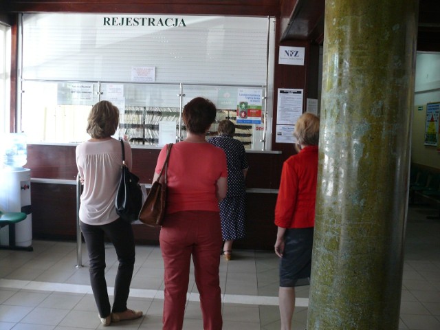 Rejestracja w specjalistycznej przychodni przy szpitalu w Stalowej Woli jest zawsze okupowana przez pacjentów