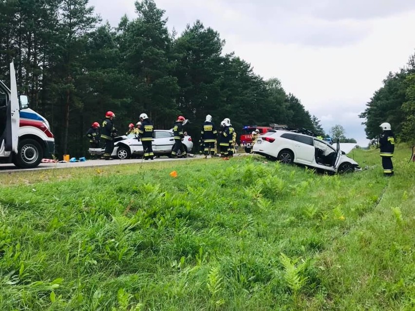 Krynice. Wypadek na DK 65. Mazda zaczepiła się o ciężarówkę i uderzyła w toyotę (zdjęcia)