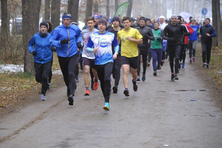 W sobotni poranek toruńscy biegacze tradycyjnie spotkali się...