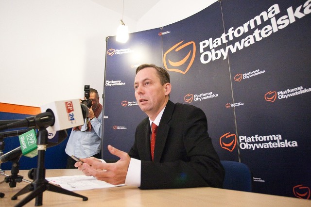 Zbigniew Konwiński podczas konferencji prasowej.