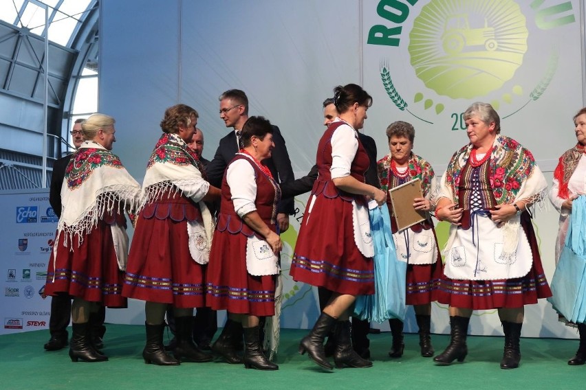 Laureaci z powiatu kieleckiego na gali Rolnik Roku 2018 w Kielcach. Tak odbierali laury i się bawili                                 