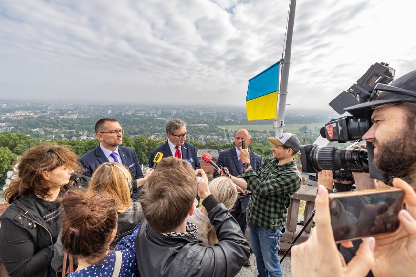 Kraków. Ukraińska flaga zdjęta przez posła Grzegorza Brauna wróciła na maszt na Kopcu Kościuszki