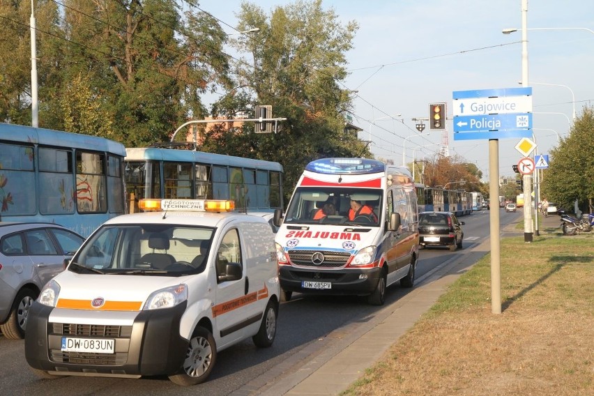 Wypadek tramwaju i BMW na Grabiszyńskiej. Zablokowane torowisko