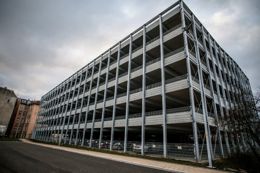 Wielopoziomowy parking naziemny przy ulicy Jana z Kolna w...