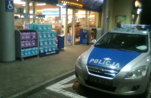Policyjny radiowóz na kopercie dla inwalidów przed stacją Statoil w Stargardzie.