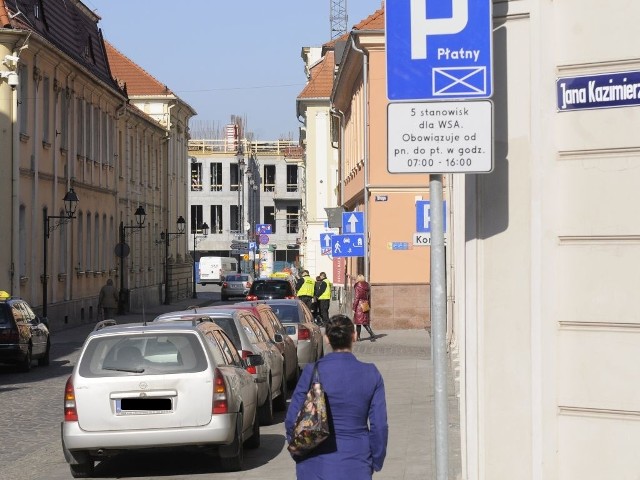 Dlaczego, mimo obowiązku, kontrolerzy nie pobierali opłat za postoje na tych miejscach? ZDMiKP nie odpowiada.