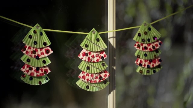 Dekoracja świąteczna z pailotekMinichoinki z papilotek do wypieków łatwo zrobić, a do tego wyglądają bardzo efektownie.