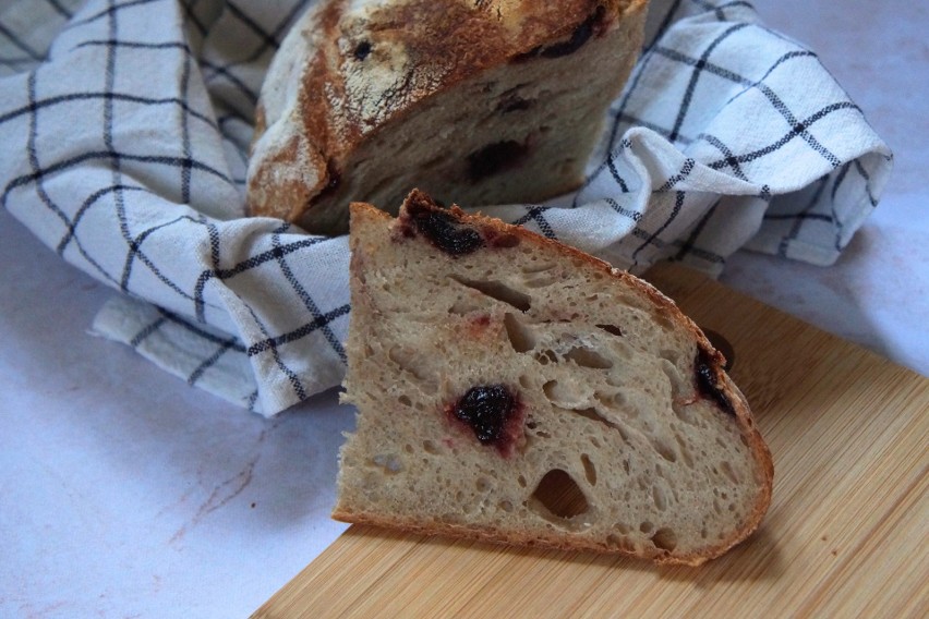 Domowy chleb pszenny można zrobić z wybranymi przez siebie...