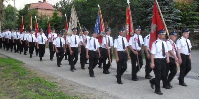 W programie niedzielnych obchodów znalazła się także uroczysta parada strażacka. Pięknego jubileuszu druhom z Baranowa pogratulował poseł Mirosław Pawlak (na zdjęciu z prawej).