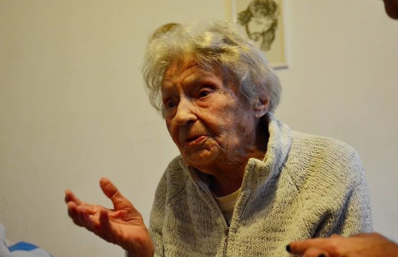 Pani Jadwiga skończyła właśnie 110 lat. W rękach trzyma...