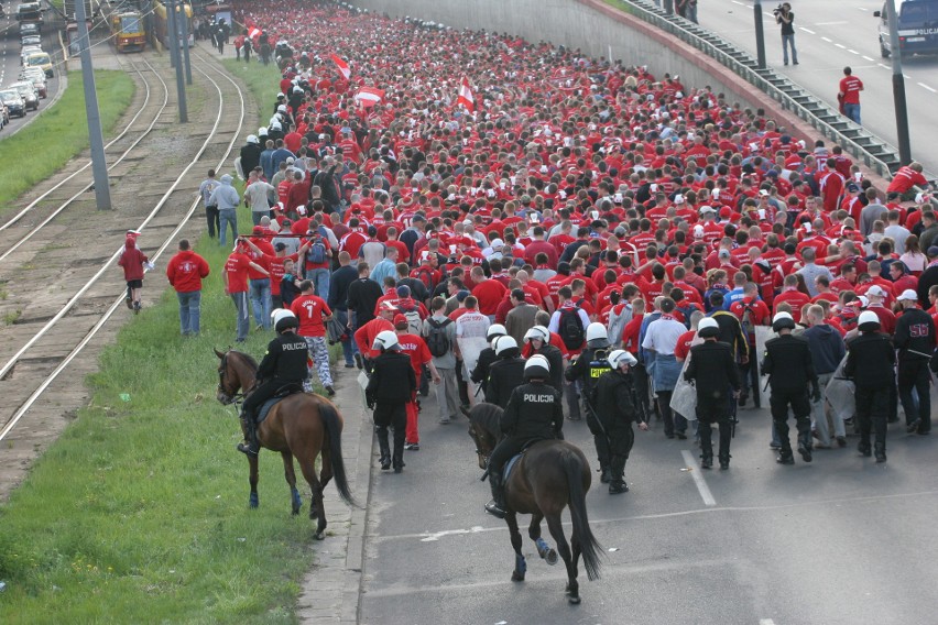 Kibice Widzewa i ŁKS idą na derby. Łódź sparaliżowana. Policja pilnuje porządku Galeria zdjęć