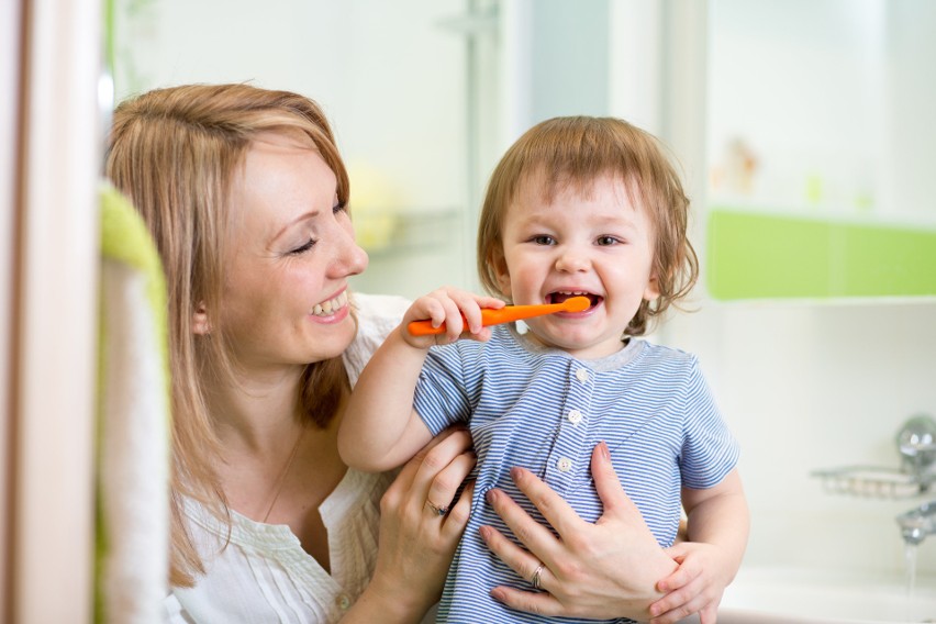 Dokładna higiena jamy ustnej powinna być wpajana dzieciom od...