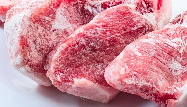 Oto niektóre z największych błędów, jakie można popełnić przy przechowywaniu mięsa w zamrażarce. Przewijaj kolejne slajdy.